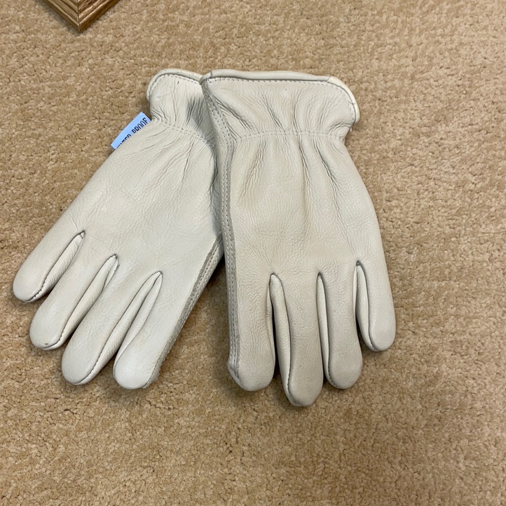 UNISEX NWOT leather gloves